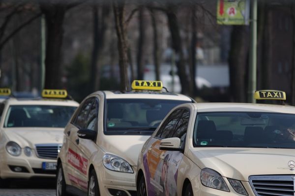 Taxi Uzes : services privés, touristiques et d'affaires 24/7